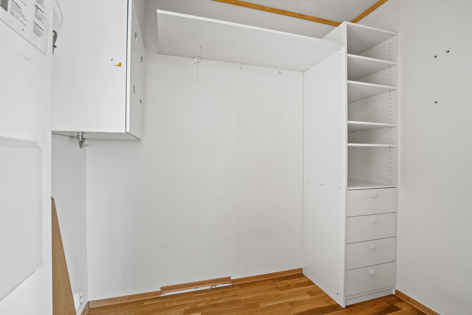Innvendig bod med gode oppbevaringsmuligheter. Galleribilde