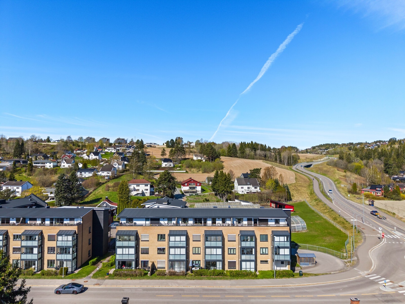 Øvrige servicetilbud som apotek, vinmonopol og handlesentre finnes i nærområdet, og Lillestrøm Torv nås på omtrent 10-15 minutter med bil. Dette gir enkel tilgang til et bredt spekter av butikker, serveringssteder og øvrige tjenester. Galleribilde