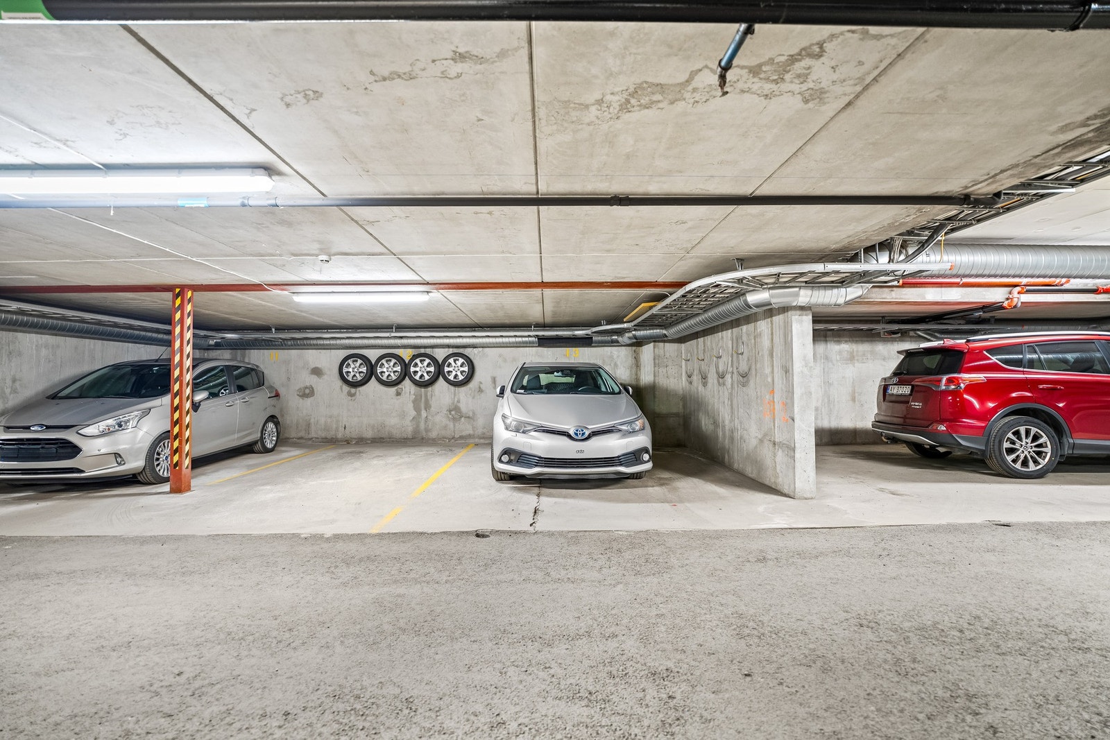 Leiligheten disponerer en parkeringsplass i felles garasjekjeller. Galleribilde