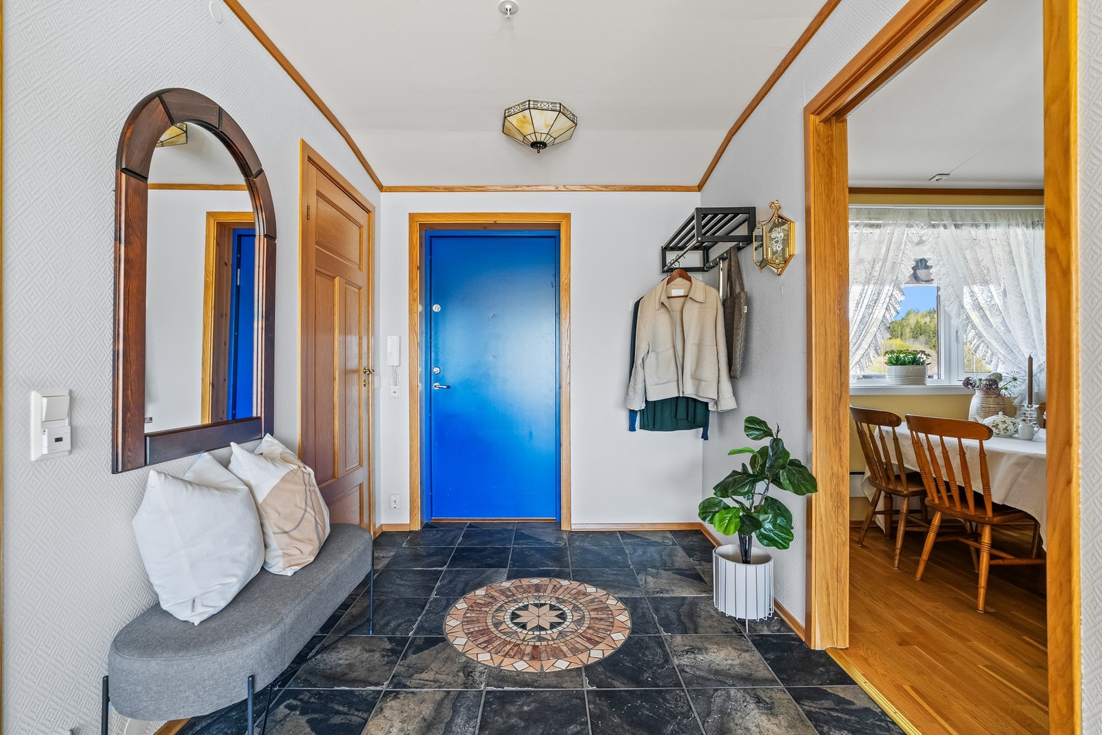 Entréen har gode oppbevaringsmuligheter med plass til oppheng av yttertøy samt skostativ, noe som bidrar til en ryddig og funksjonell hverdag. Galleribilde