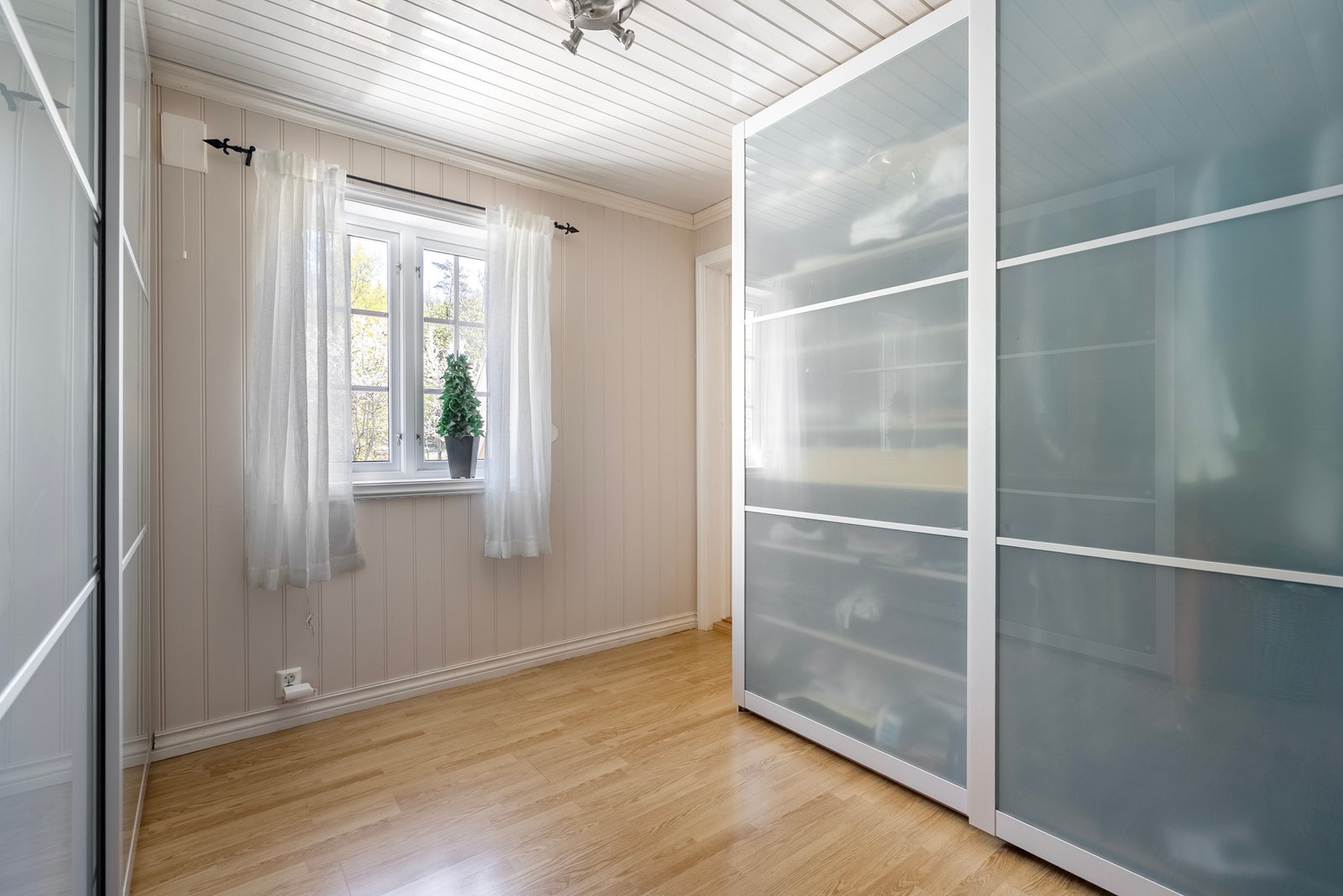 Praktisk garderoberom Galleribilde