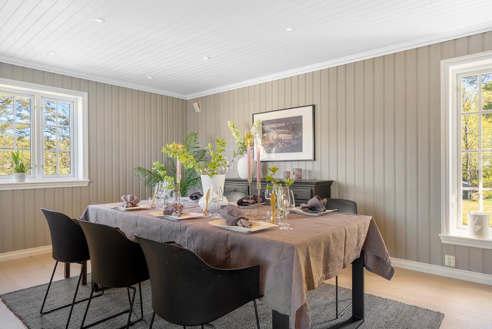 God plass til stort spisebord gjør rommet perfekt for både hverdag og selskap. Galleribilde