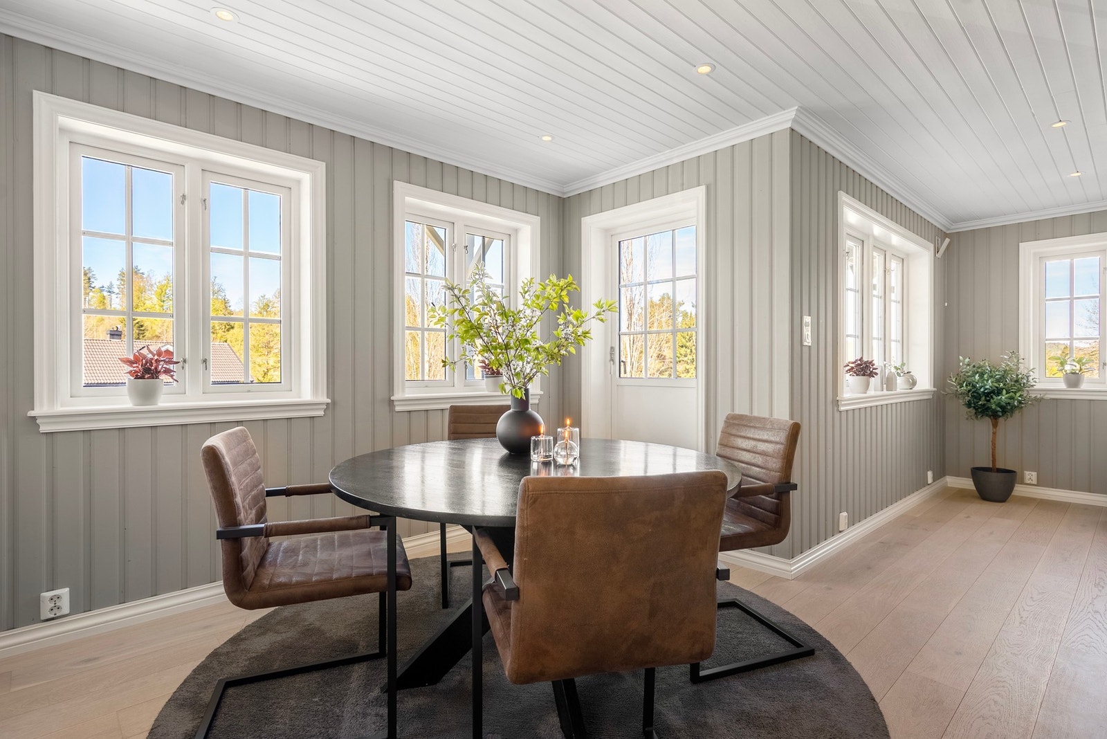 Perfekt for hverdagen når familien samles til frokost. Det er også utgang til veranda Galleribilde
