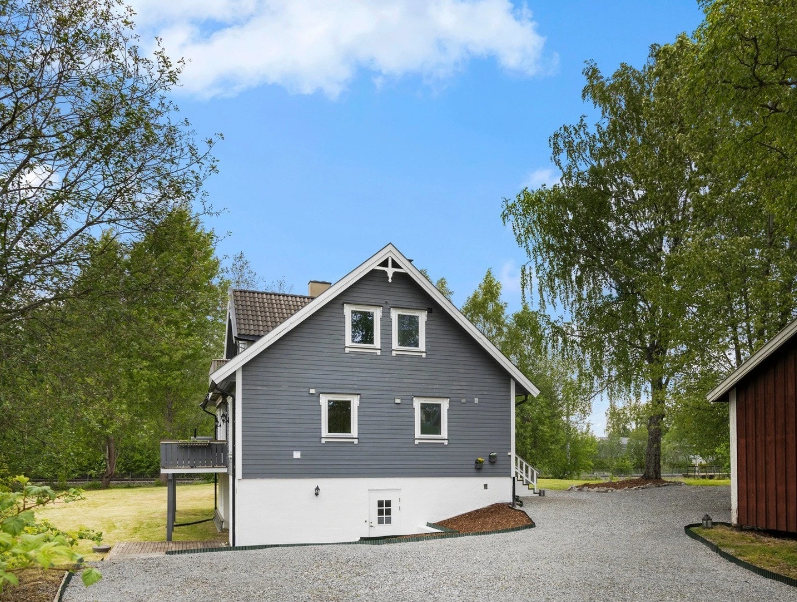 Biloppstillingsplass for 2 biler til venstre. Galleribilde