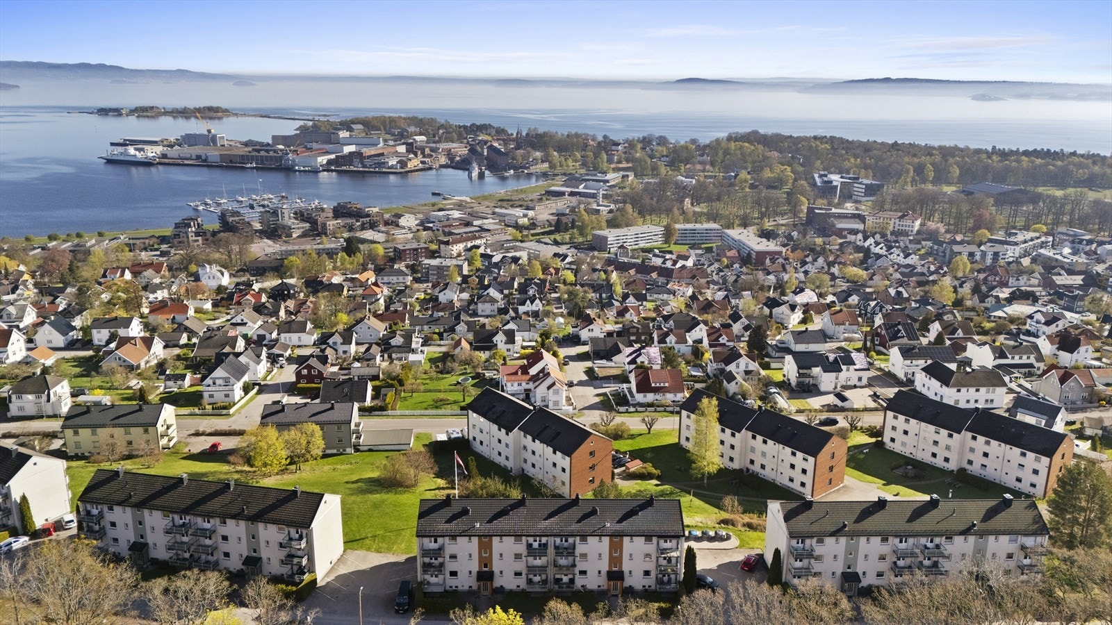En kjapp sykkeltur tar deg til småbåthavnen, de vakre stiene i Hortenskogen og Karljohansvern - et historisk område med idylliske badestrender, kafeer og museer. Galleribilde
