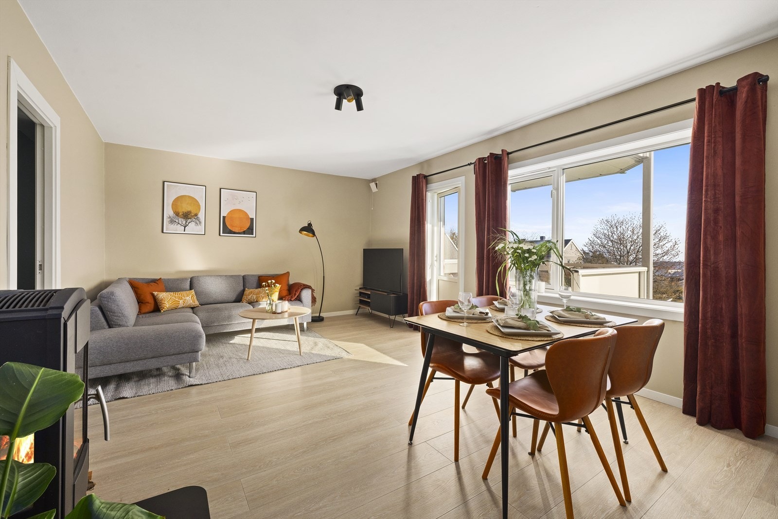 Leiligheten fremstår som lys og moderne med flotte farge - og materialvalg. Galleribilde