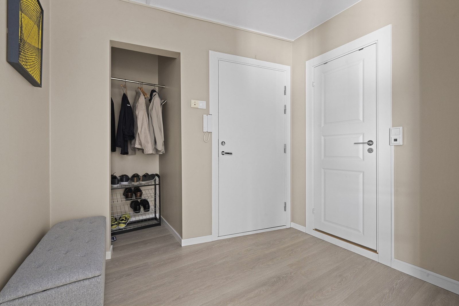 En lys og innbydende entré gir et godt førsteinntrykk av leiligheten og ønsker deg velkommen inn! Galleribilde