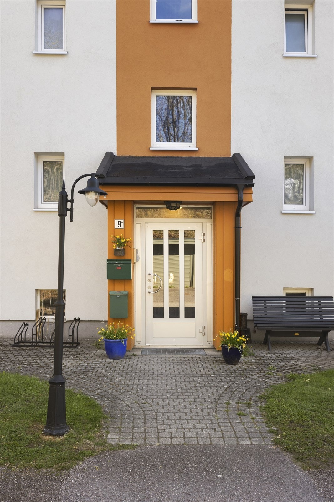 Felles og hyggelig inngangsparti til boligblokken. Galleribilde