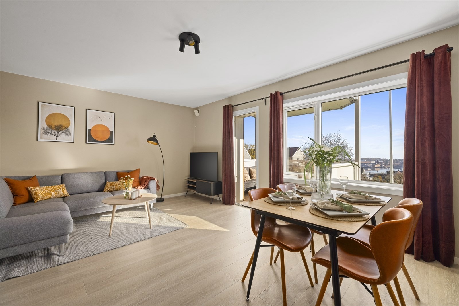 Her er det fint plass til både sofaløsning med tilhørende møblement og spisestue. Galleribilde