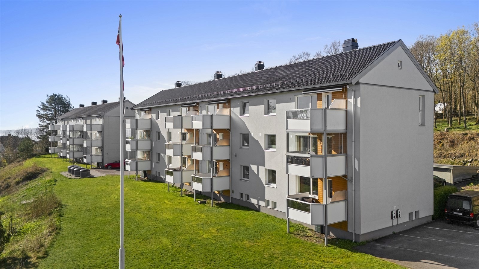 Her bor man i et veldrevet og særdeles hyggelig borettslag beliggende høyt og fritt i solrike og fredelige omgivelser med få minutters gange til sentrum! Galleribilde