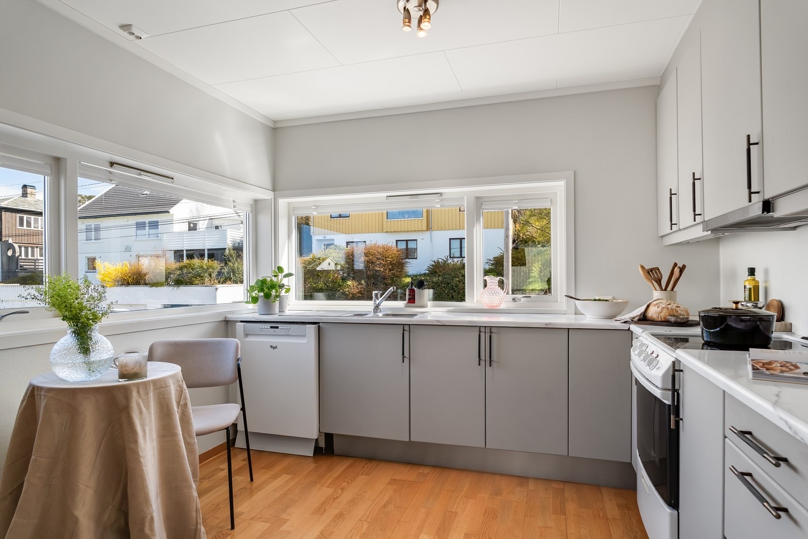Kjøkkenet har plass til en liten spiseplass for frokosten. Galleribilde