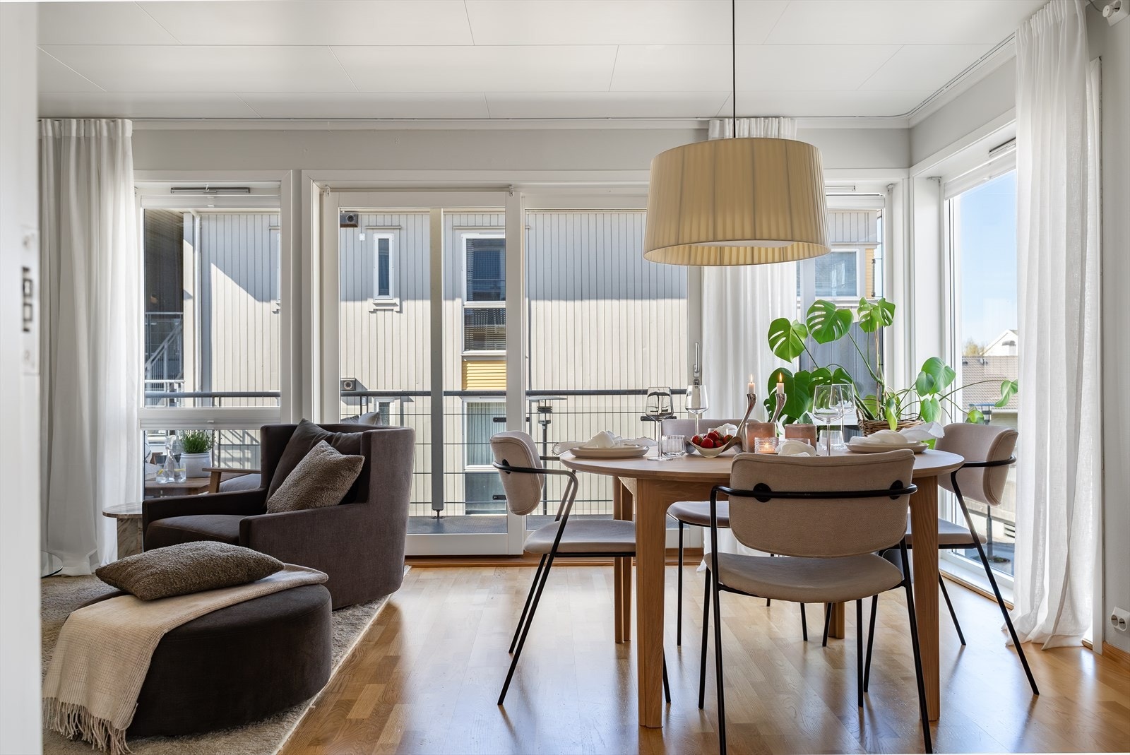 De store vindusflatene gir godt med dagslys inn i oppholdsrommet. Galleribilde