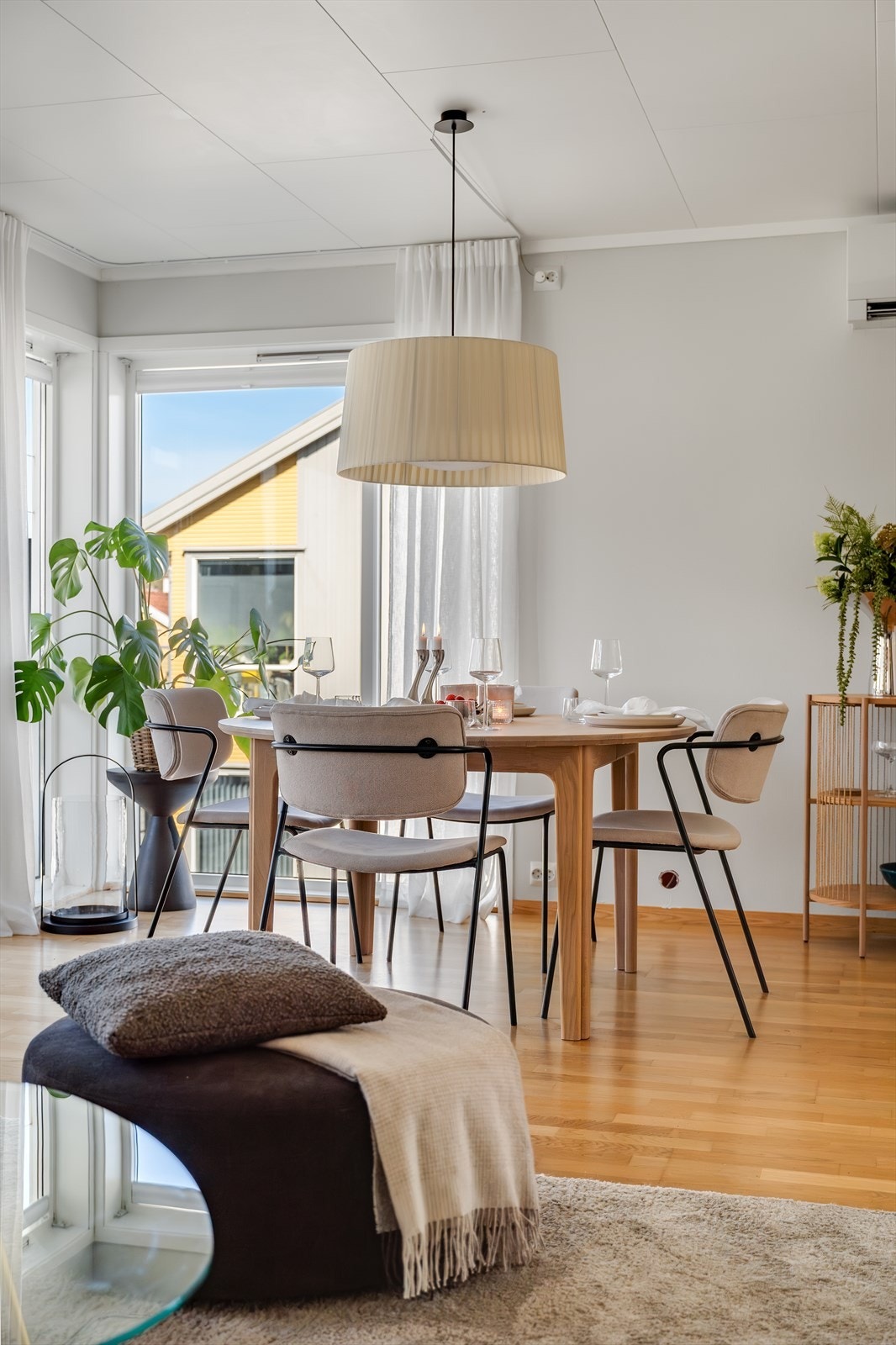 Spisestuen har god plass til et stort spisebord for hyggelige måltider. Galleribilde