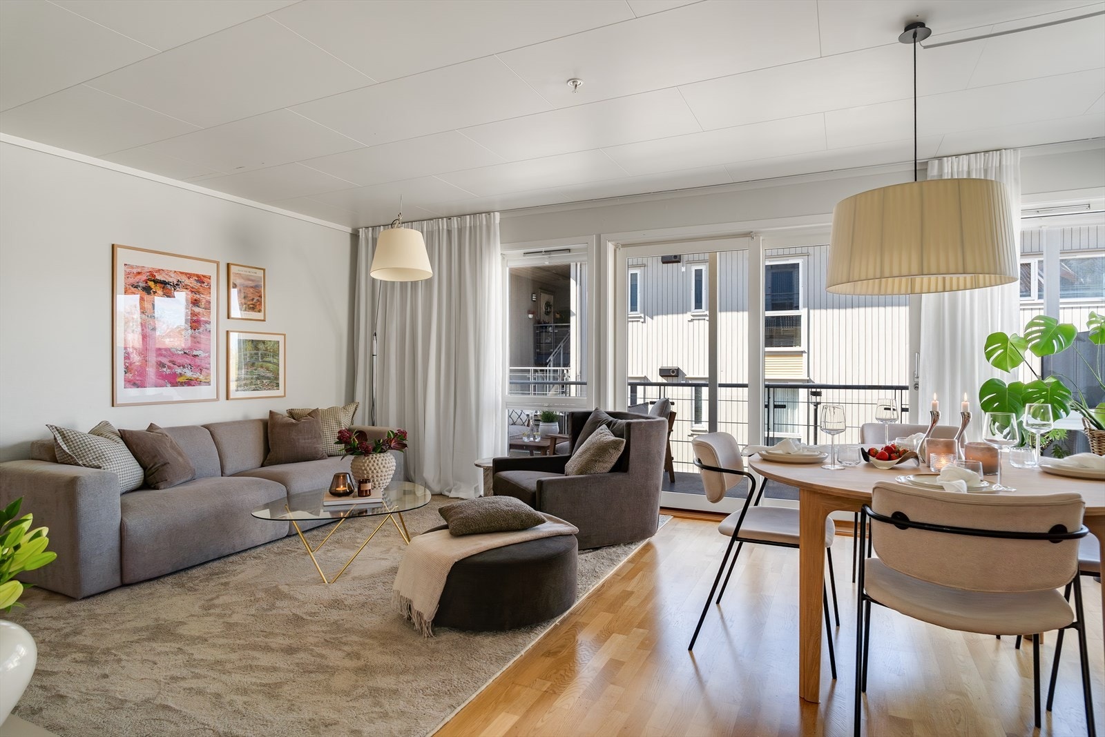 Stuen er romslig og lett å møblere, med plass til både sofagruppe og spisebord. Galleribilde