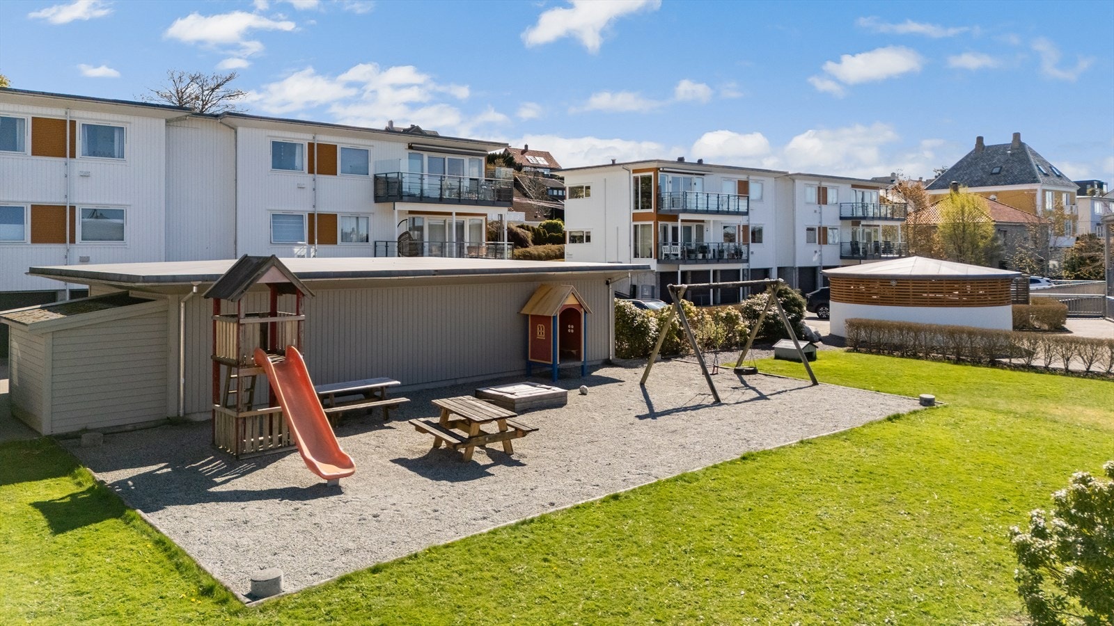 Felles lekeplass på sameiets tomt. Galleribilde