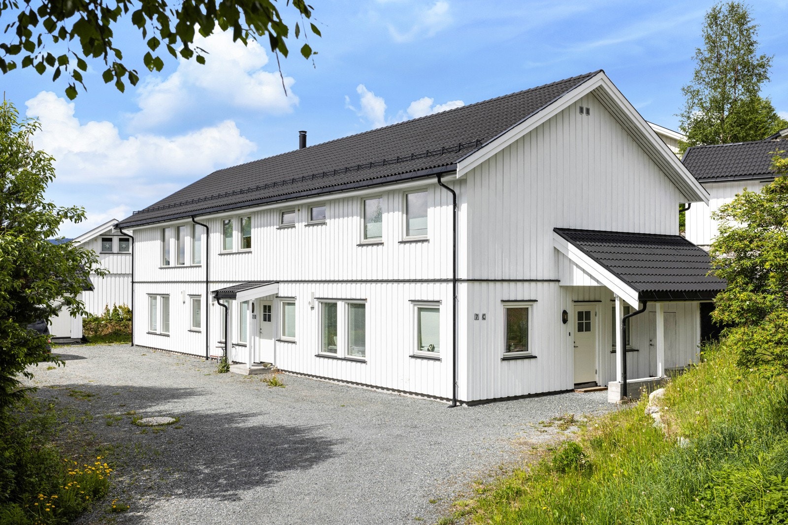 Eiendommen ligger fint til i et mindre, veletablert boligfelt. Gode solforhold og fin utsikt over nærområdet. Rolige omgivelser. Galleribilde
