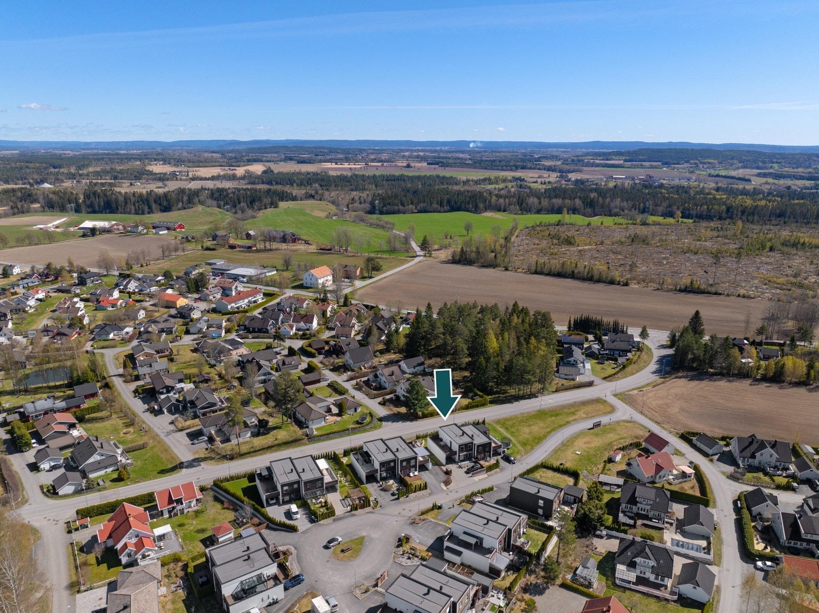 Fra boligen er det nærhet til flott turterreng både sommer og vinter. Det er kort vei til lysløype og et mylder av merkede stier i området. Galleribilde