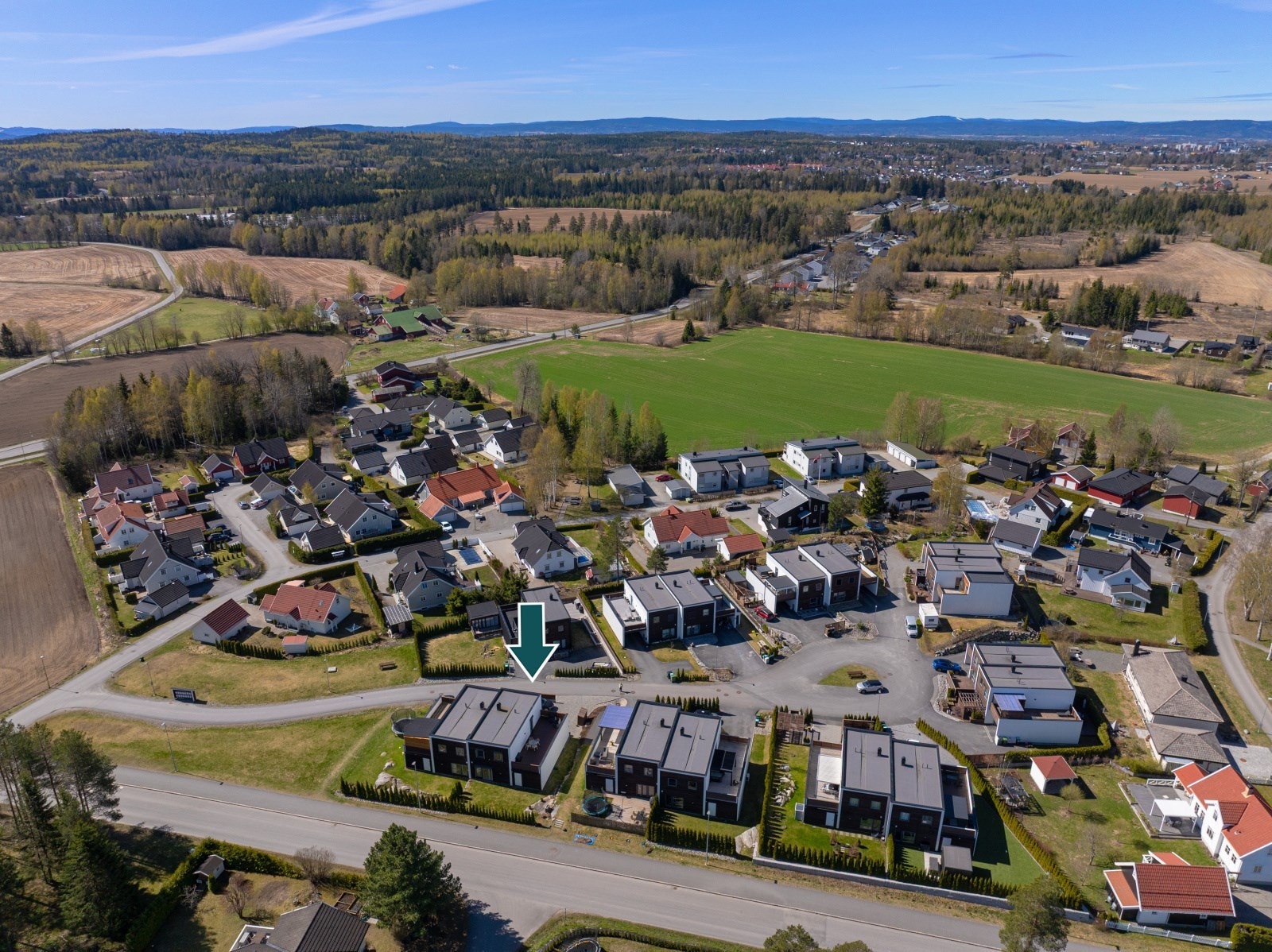 Boligen ligger i et etablert og barnevennlig boligområde på Algarheim, ca. 5 km fra Jessheim sentrum. Galleribilde