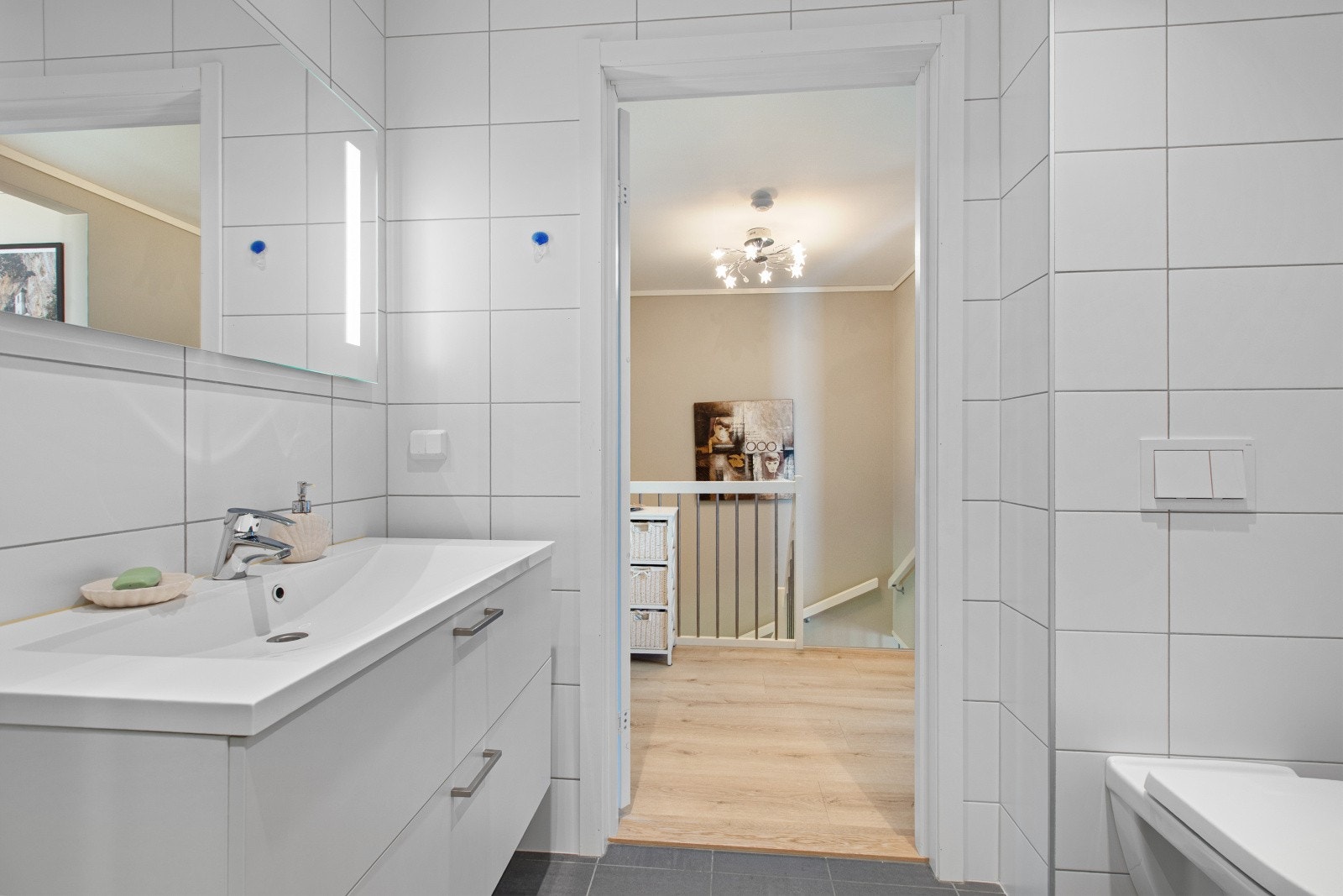 I likhet med badet i første etasje har også dette badet elektriske varmekabler i gulvet og balansert ventilasjon. Galleribilde