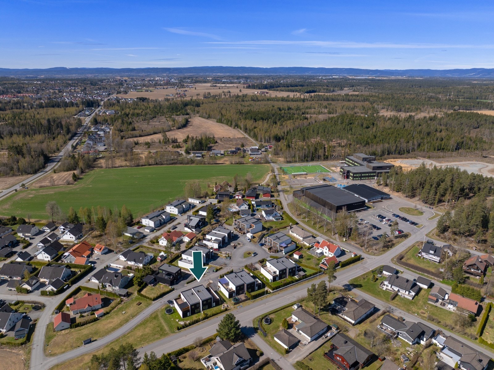 Med bil tar det ca. 5 minutter til Jessheim sentrum, ca. 15 minutter til Gardermoen, og ca. 40 minutter til Oslo. Galleribilde
