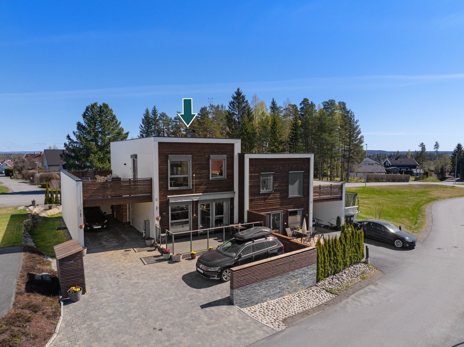 Eiendommen har en innbydende og pent opparbeidet gårdsplass med belegningsstein, samt rikelig med parkeringsmuligheter både i carport og på egen gårdsplass. Galleribilde