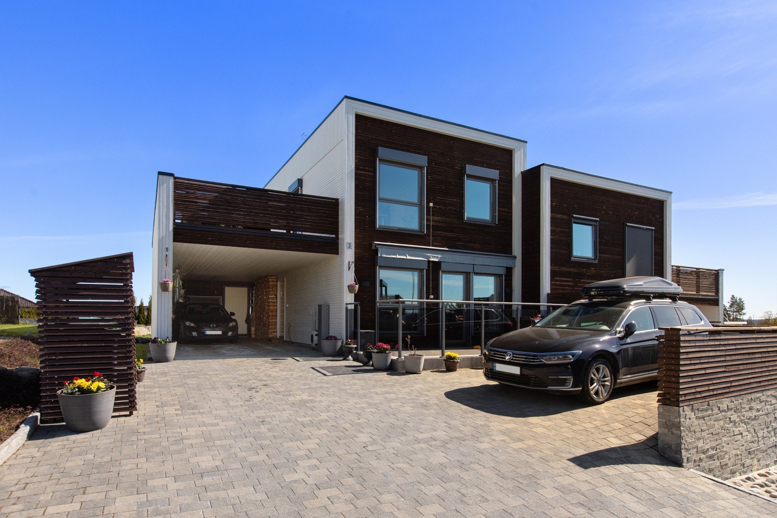 Eiendommen har en carport på ca. 39 m² med bod i bakkant. Tomten er pent opparbeidet og relativt flat. Gårdsplassen er belagt med belegningsstein, og tomten har gressplen, støttemur og beplantning. Galleribilde