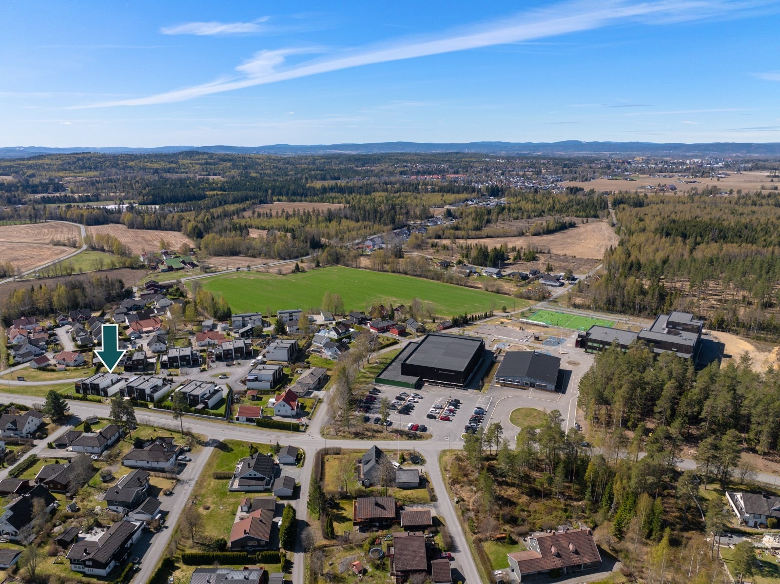 Det er gangavstand til Algarheim barneskole og flerbrukshall som ligger et steinkast unna, og nærmeste bussholdeplass ligger kun 3 minutters gane fra boligen. Galleribilde