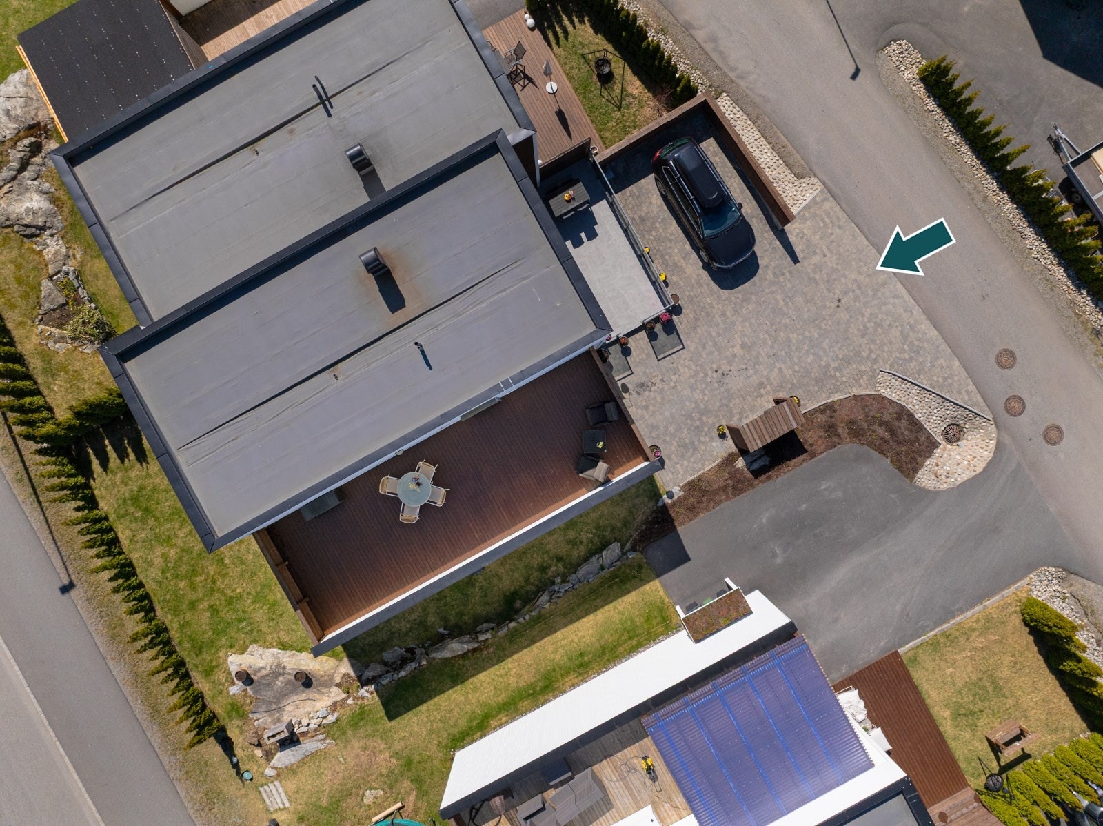 Eiendommen byr på flere flotte uteområder med to store uteplasser og eksklusivt tomteareal. Galleribilde