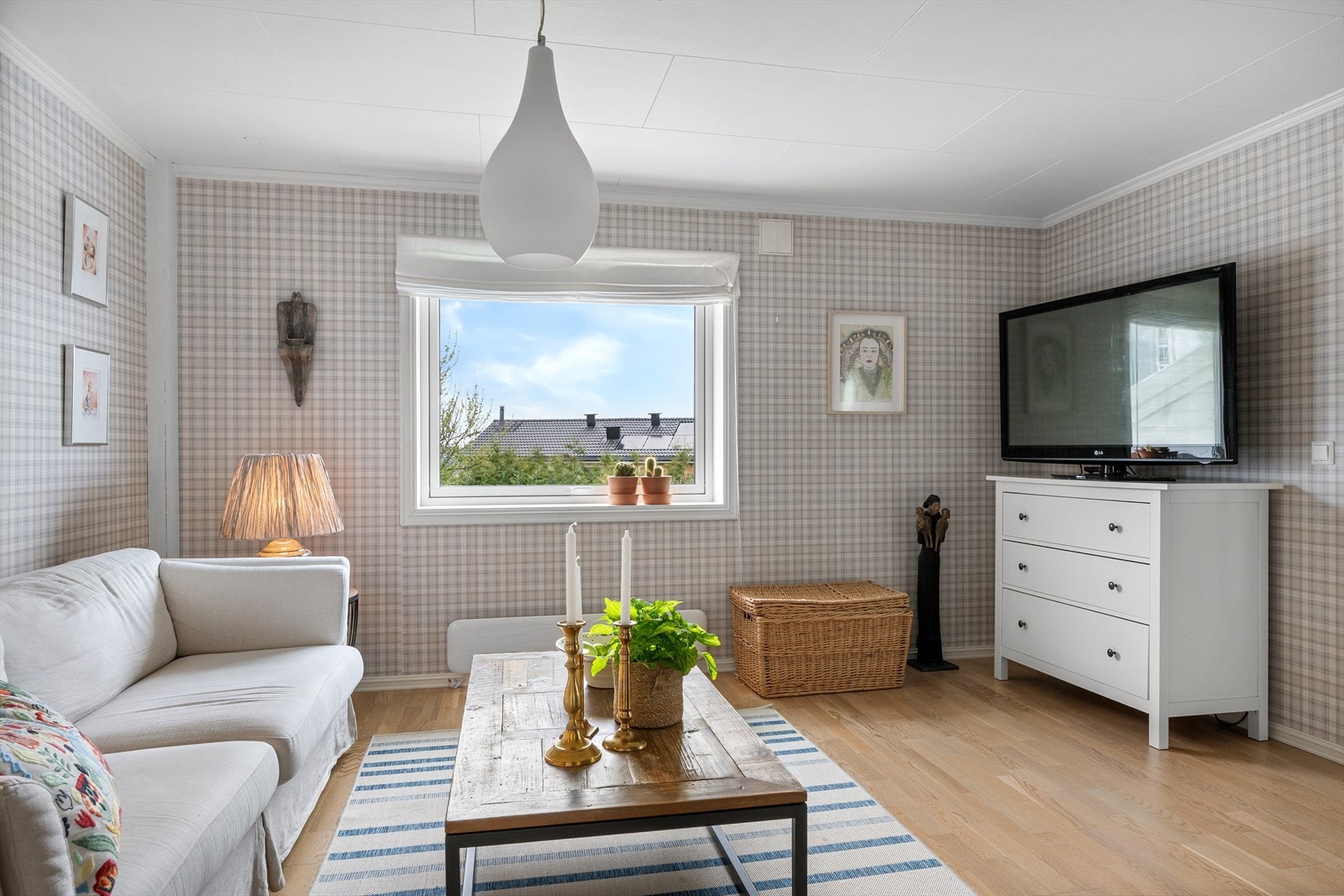Rommet har tapetserte vegger og parkett på gulvet. Galleribilde
