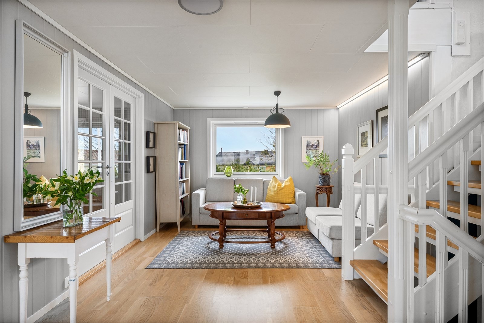 Rommet har panelte vegger og god plass til sofagruppe. Galleribilde