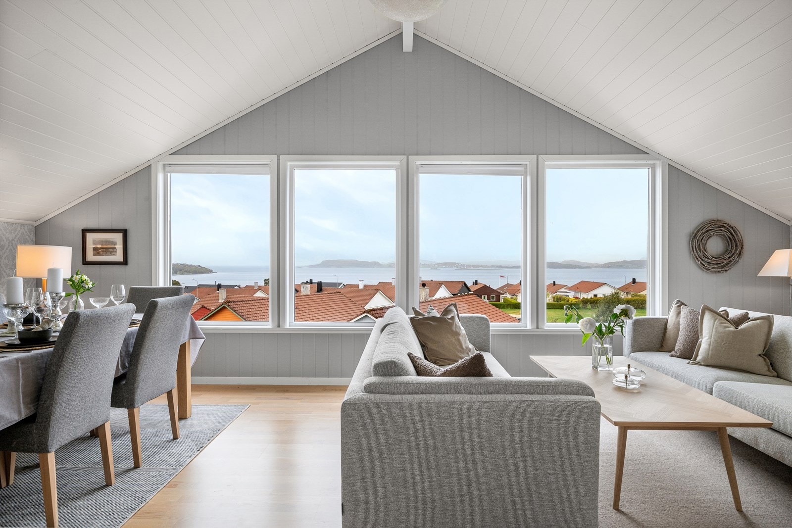 De store vindusflatene gir god kontakt med omgivelsene. Galleribilde