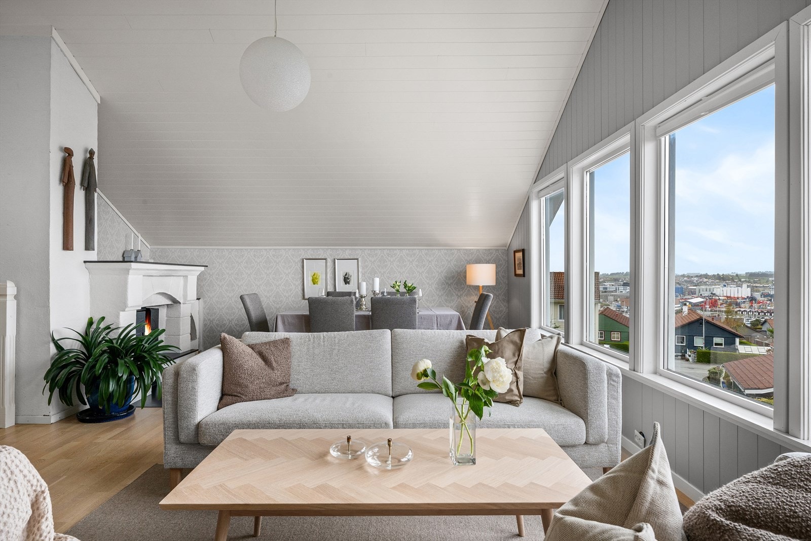 Loftstuen har plass til både sofagruppe og spisebord, med rikelig dagslys fra store vindusflater. Galleribilde