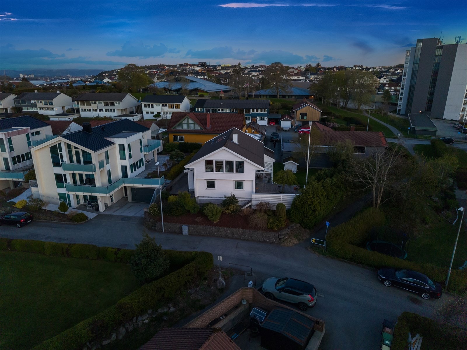 Boligen ligger tilbaketrukket i et rolig og barnevennlig boligområde. Galleribilde