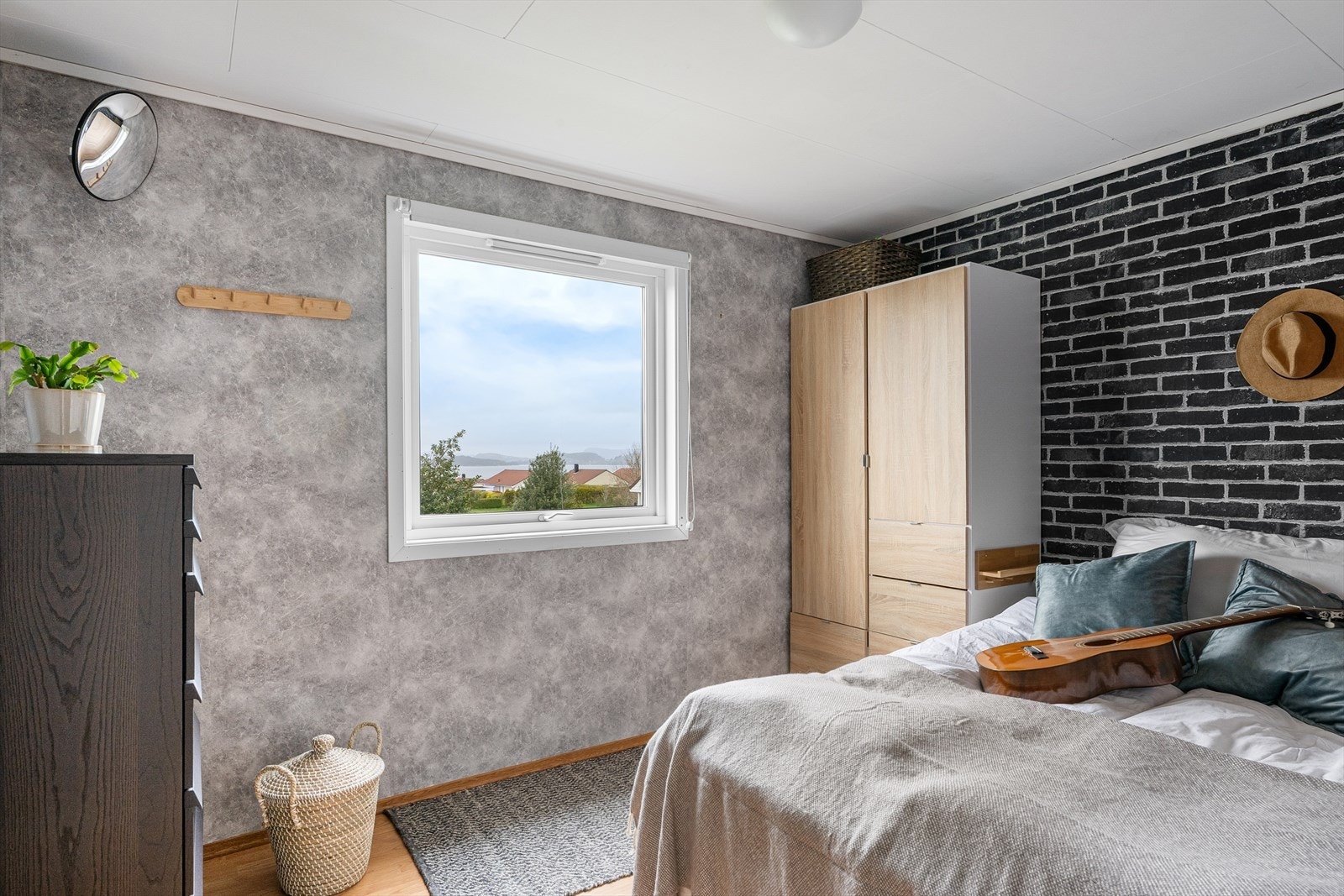 Det andre soverommet i etasjen har laminat på gulvet og plass til seng og skrivepult. Galleribilde