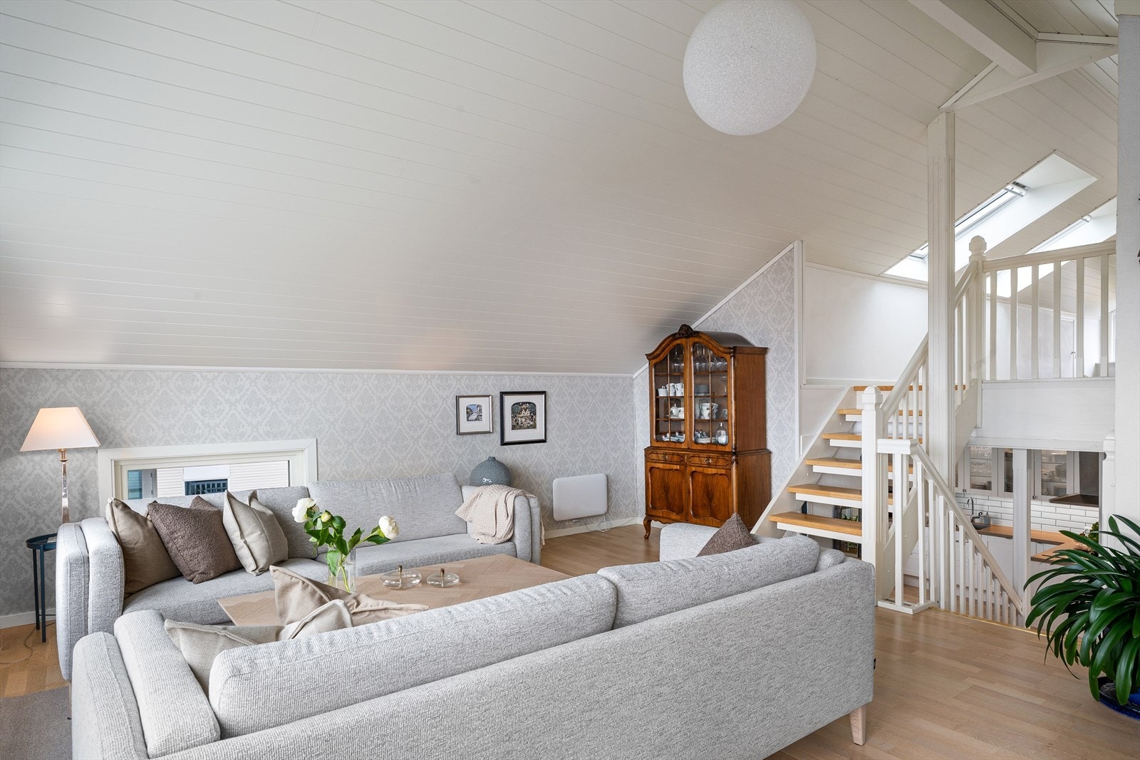 Den åpne løsningen og takhøyden gir en god romfølelse og binder de ulike sonene på loftet sammen. Galleribilde