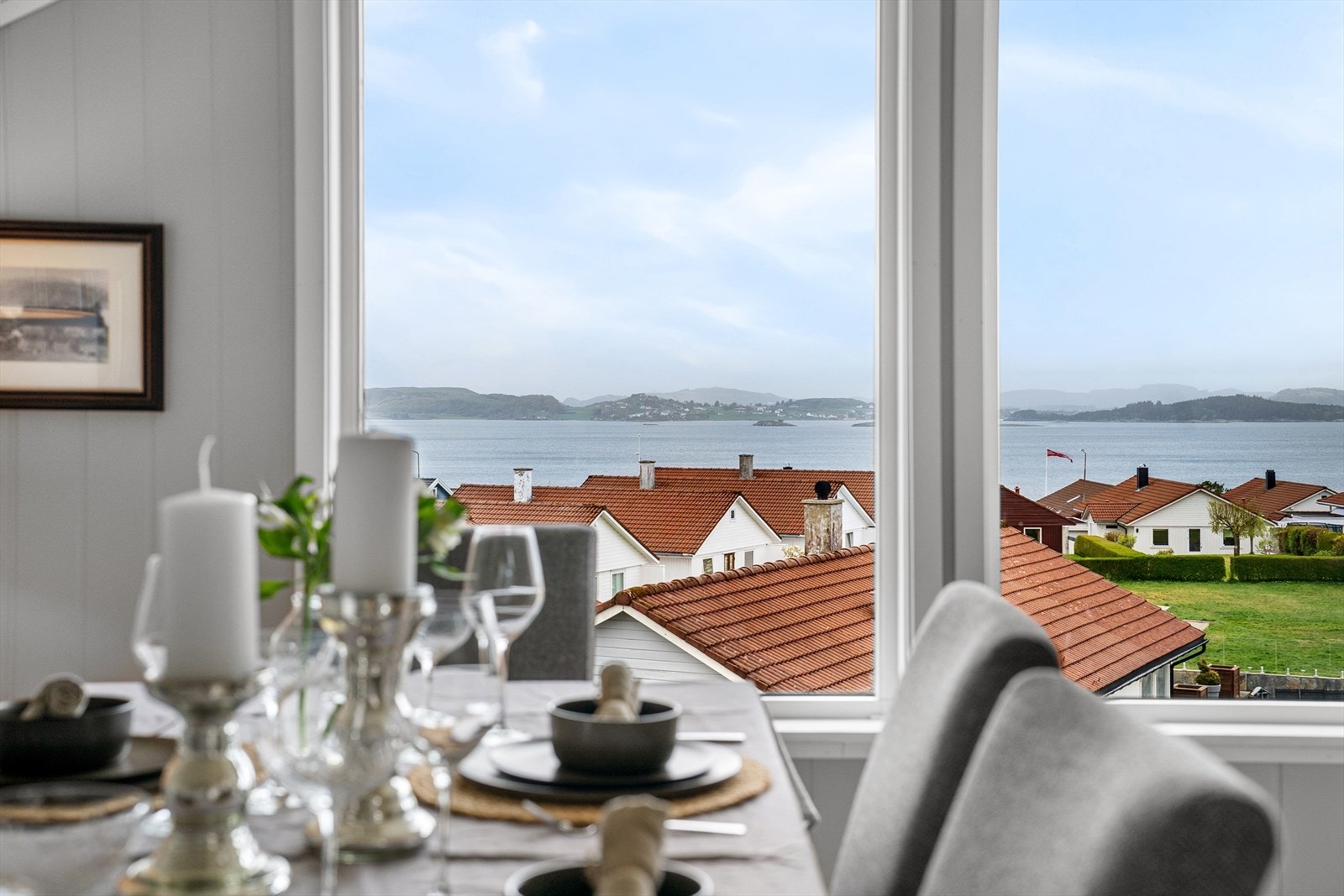 Fra spiseplassen i loftstuen er det en flott sjøutsikt over byfjorden. Galleribilde