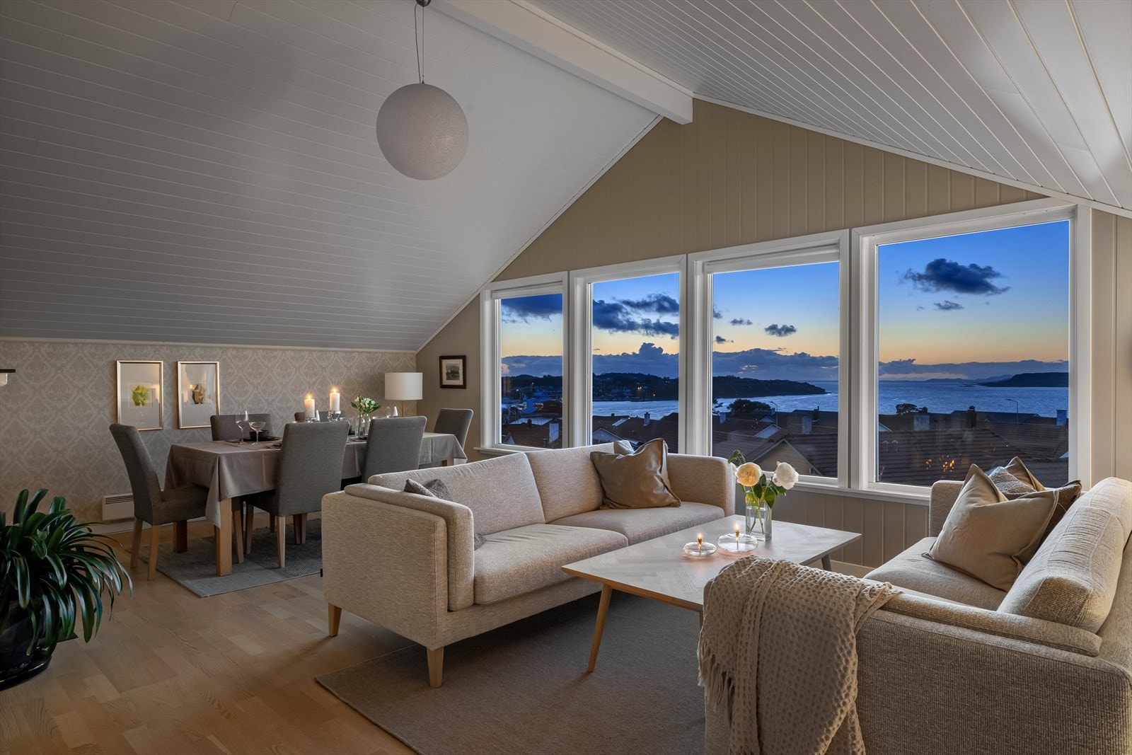 Velkommen til Smølaveien 23A! Foto: Stian Dirdal (Dirdal Foto AS) Utsikten mot byfjorden er et vakkert skue også etter solnedgang. Galleribilde
