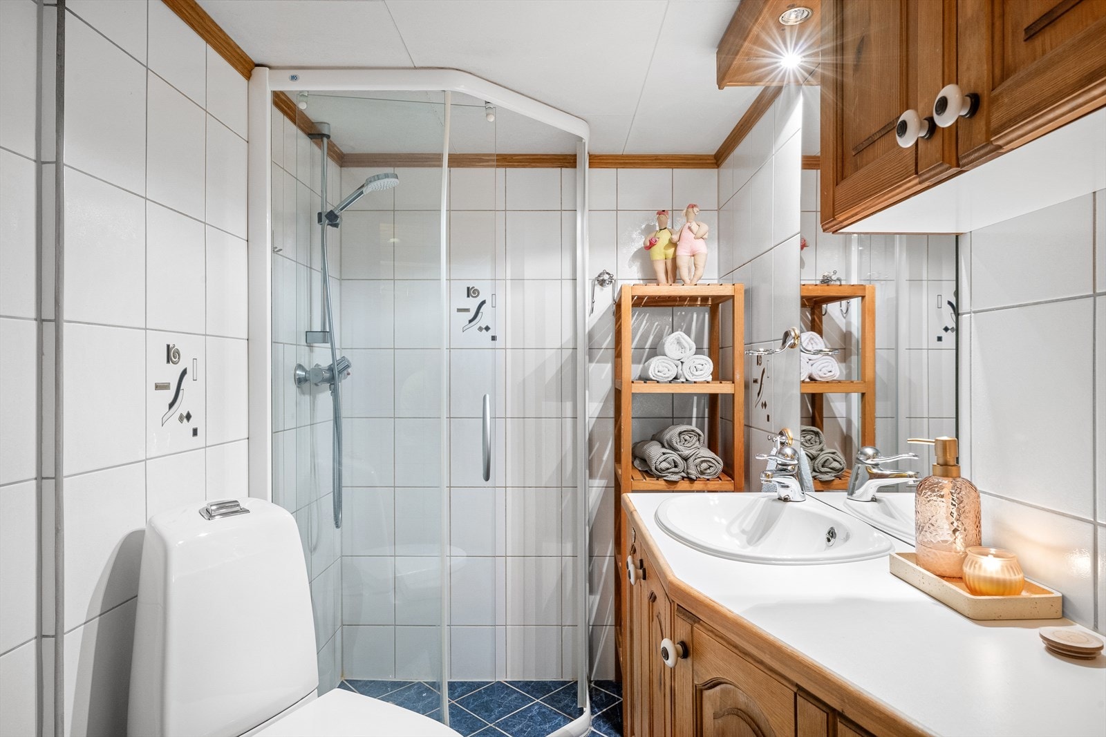 Badet er utstyrt med dusjhjørne i glass og har mekanisk avtrekk via Villavent-anlegget. Galleribilde