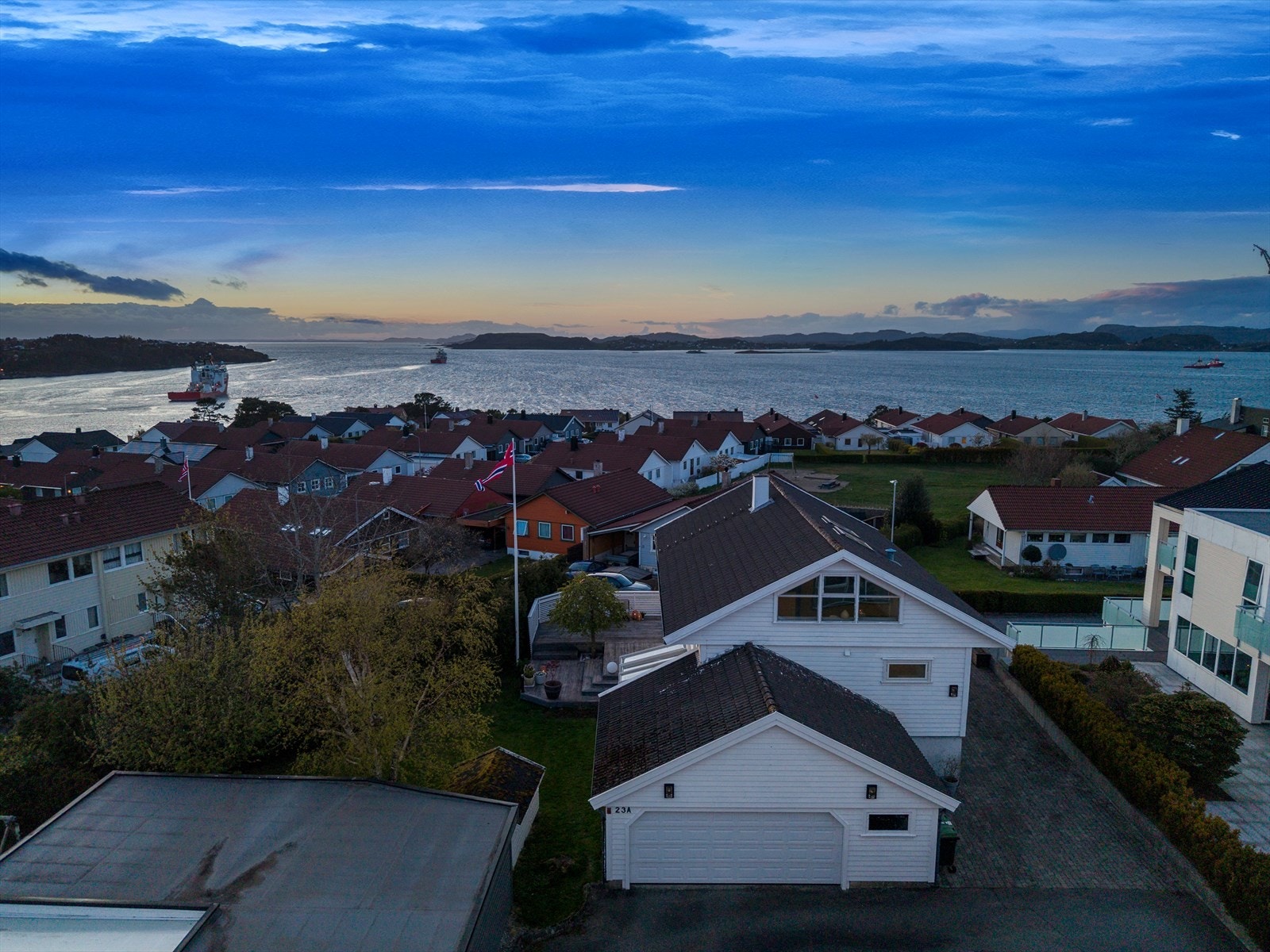 Eiendommen har en attraktiv beliggenhet på Vardeneset, med nærhet til sjøen. Galleribilde