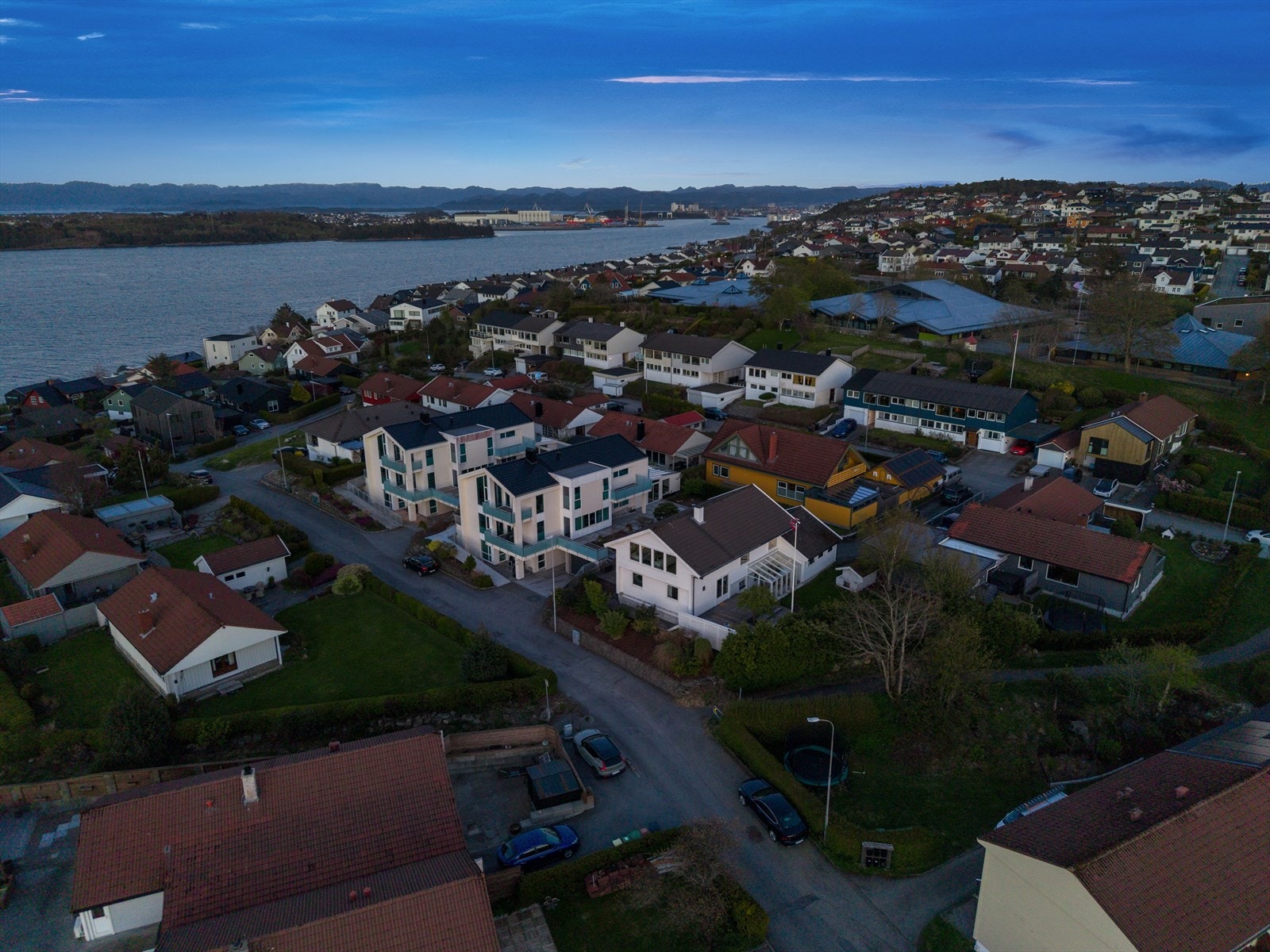 Fra Vardeneset er det kort vei til fine turområder langs sjøen. Galleribilde