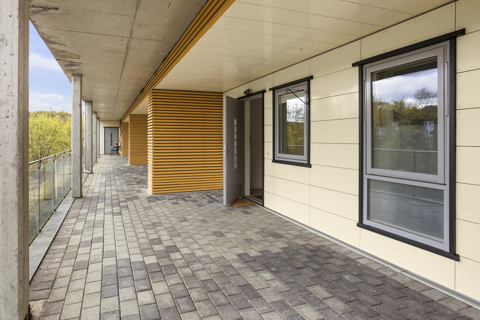 Overbygget svalgang gir en tørr og skjermet adkomst til leilighetens inngangsdør. Galleribilde