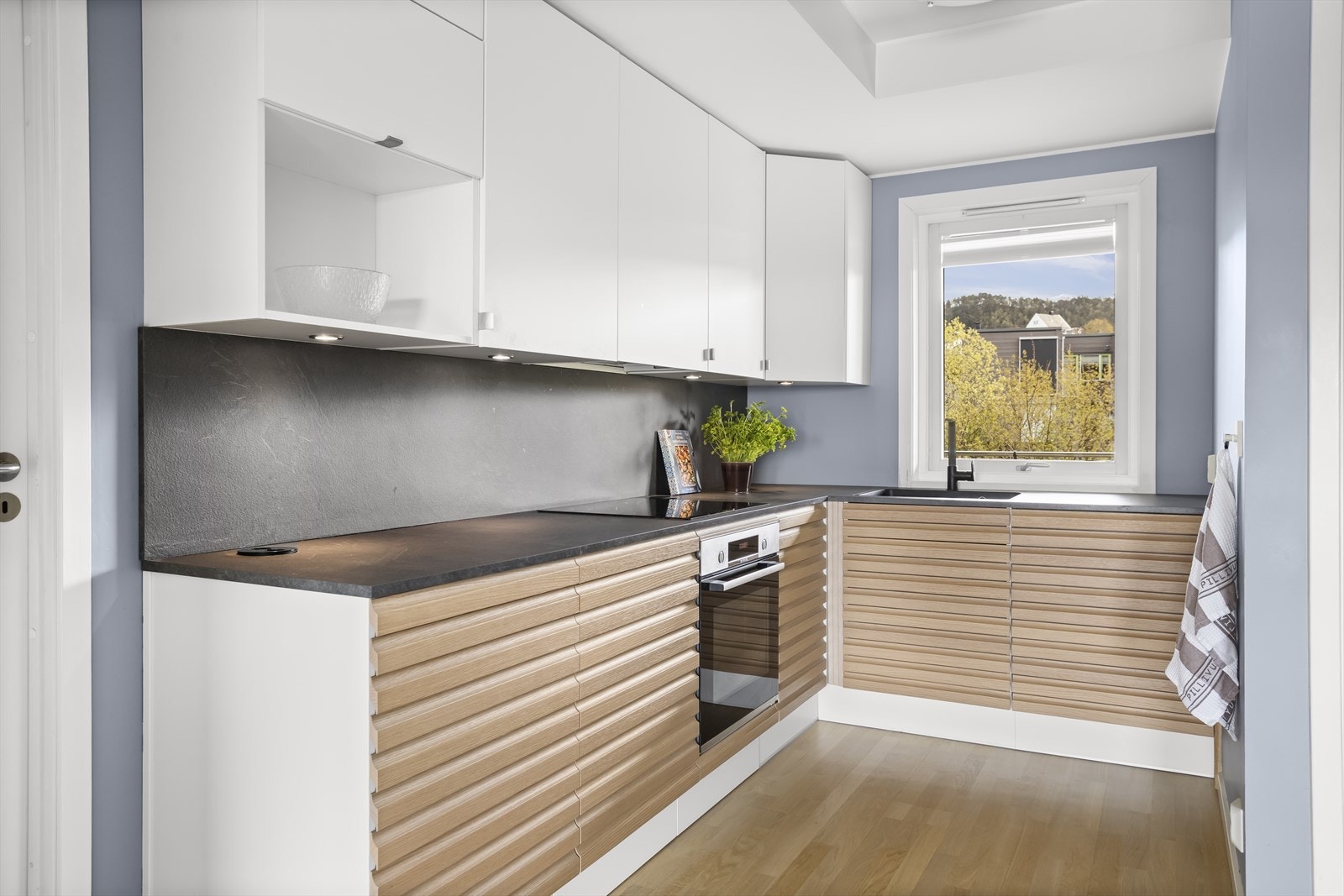 Moderne kjøkkeninnredning fra Aubo med fronter i heltre spiler og laminat benkeplate. Galleribilde