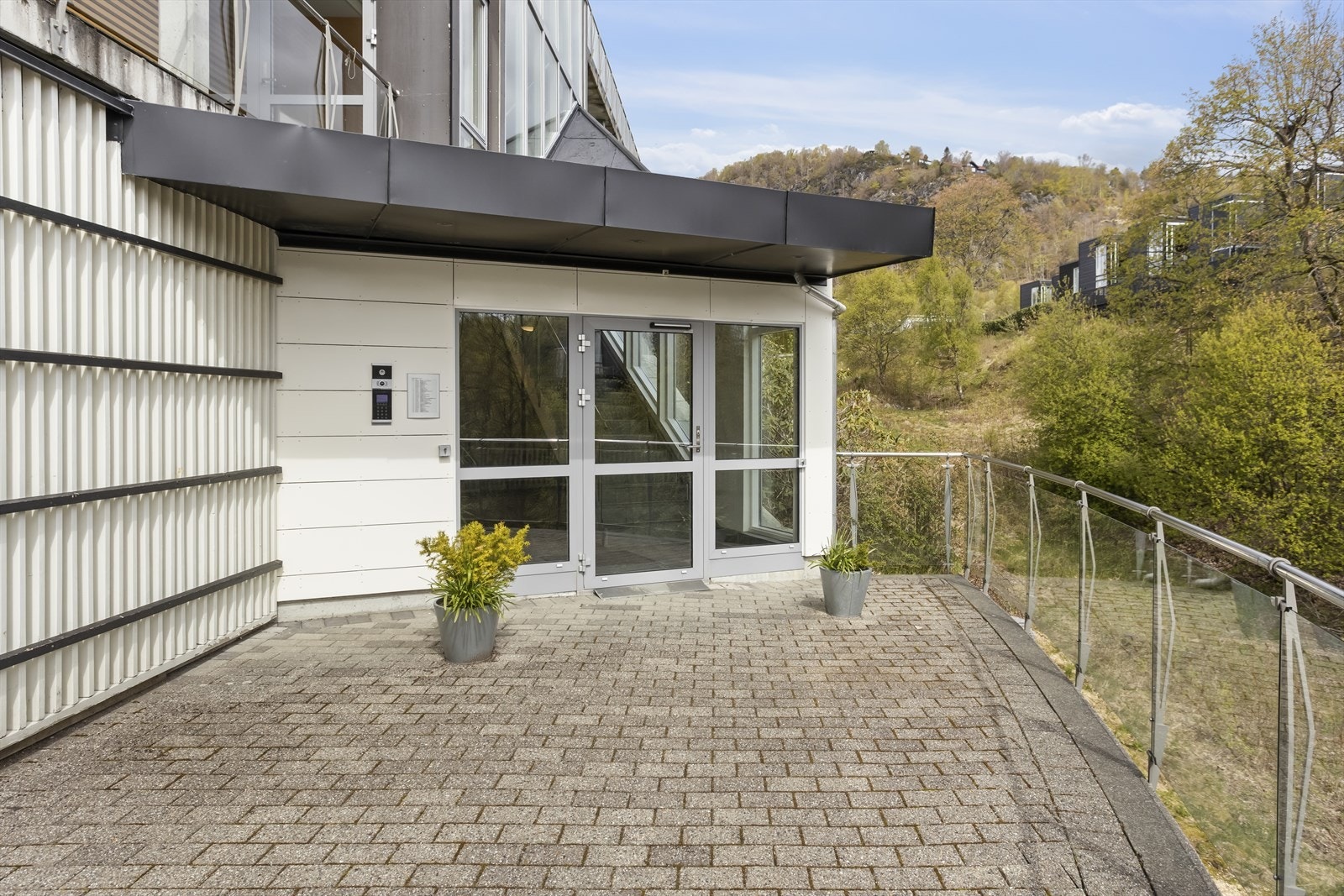Bygget er en del av Sameiet ZigZag, oppført i 2006, og har en moderne fasade med fasadeplater og spilekledning. Galleribilde