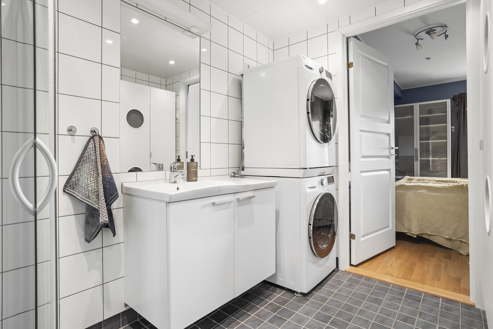 Badet er en baderomskabin fra byggeåret, innredet med vegghengt toalett, servant og dusj. Galleribilde