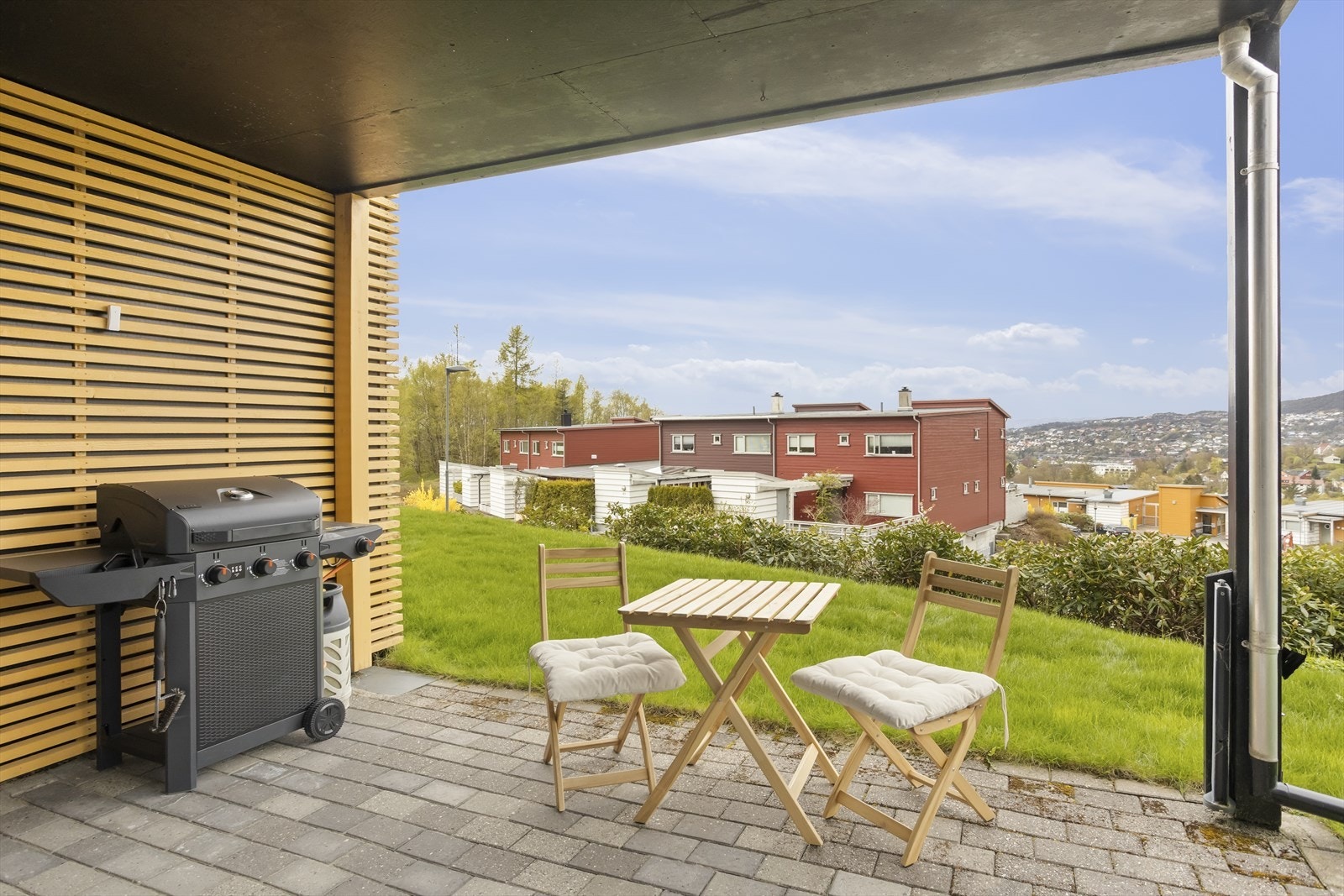 Uteplassen ble hellelagt i 2023/2024 og har god plass til både sittegruppe og grill. Galleribilde