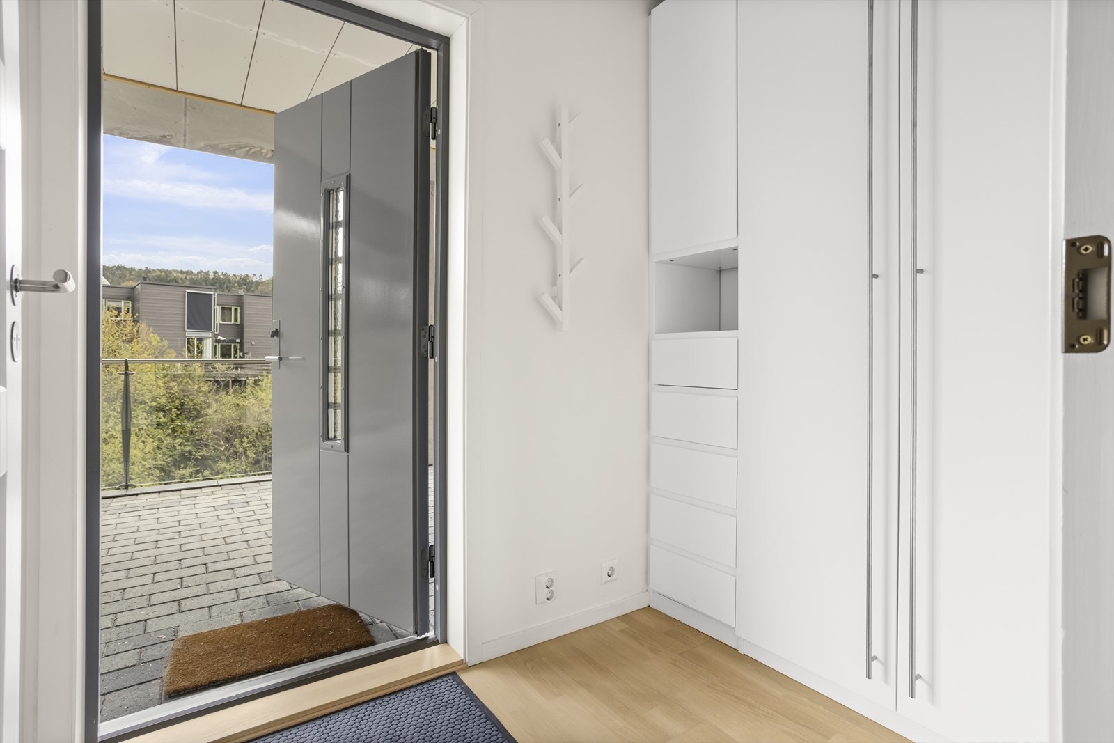 Entréen har plass til garderobeløsning for yttertøy og sko. Galleribilde