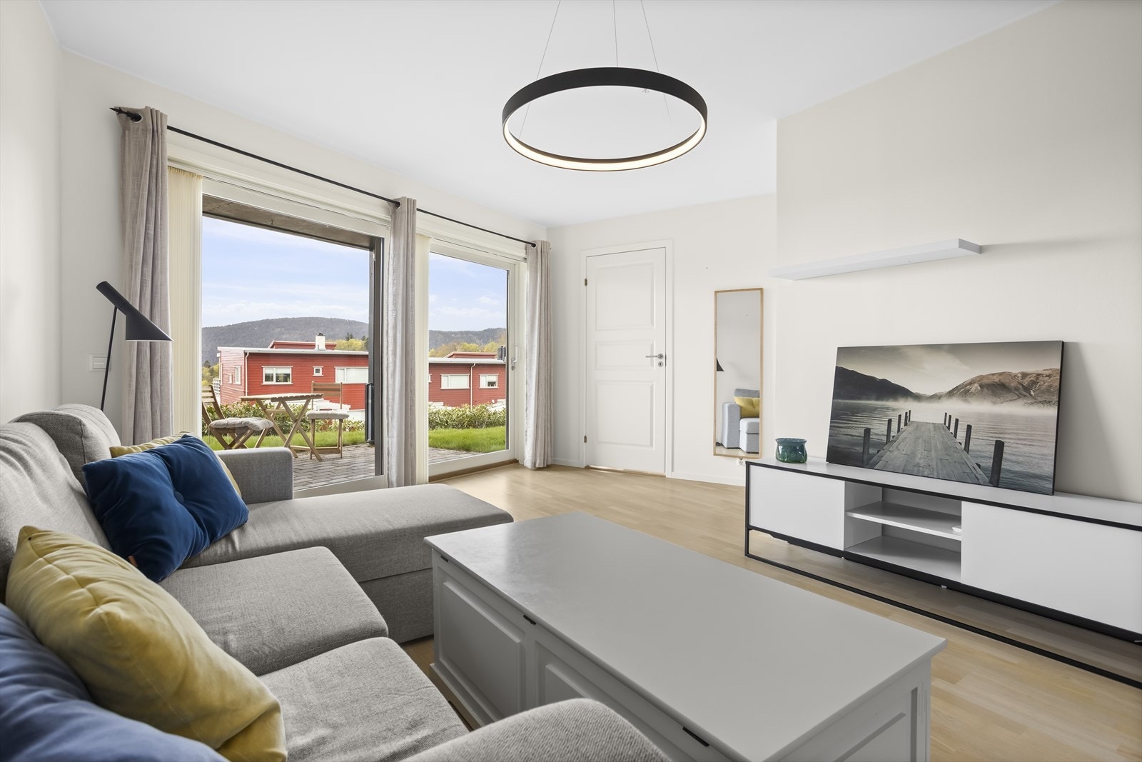 Den åpne stue- og kjøkkenløsningen gir en god romfølelse og har direkte utgang til uteplassen. Galleribilde