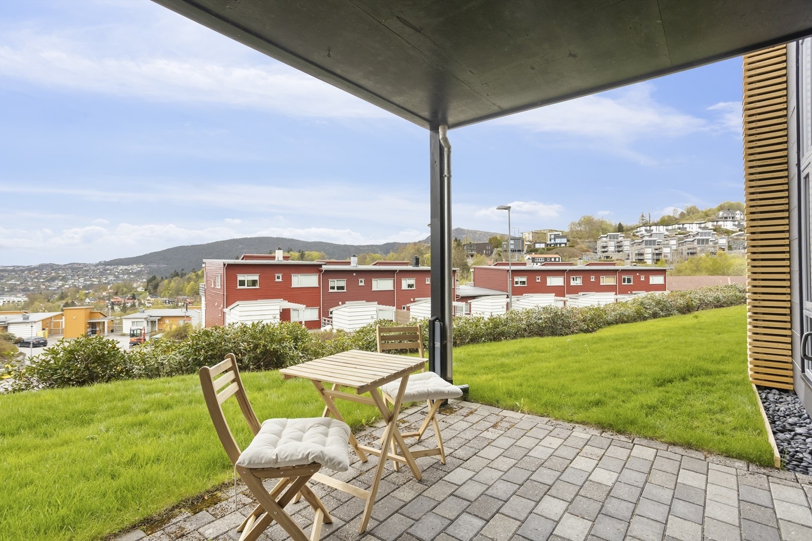 Her bor du i rolige og grønne omgivelser, med kort avstand til servicetilbud og flotte turmuligheter i Sædalen og på Nattlandsfjellet. Galleribilde