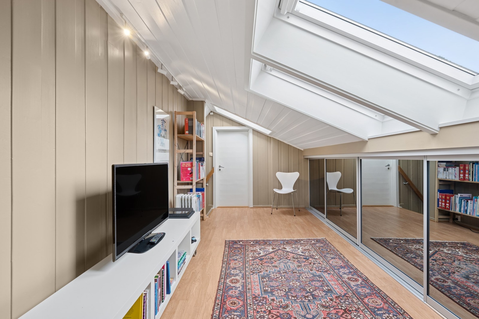 Takvinduene sikrer rikelig med naturlig lys i andre etasje. (ikke bruksendret) Galleribilde