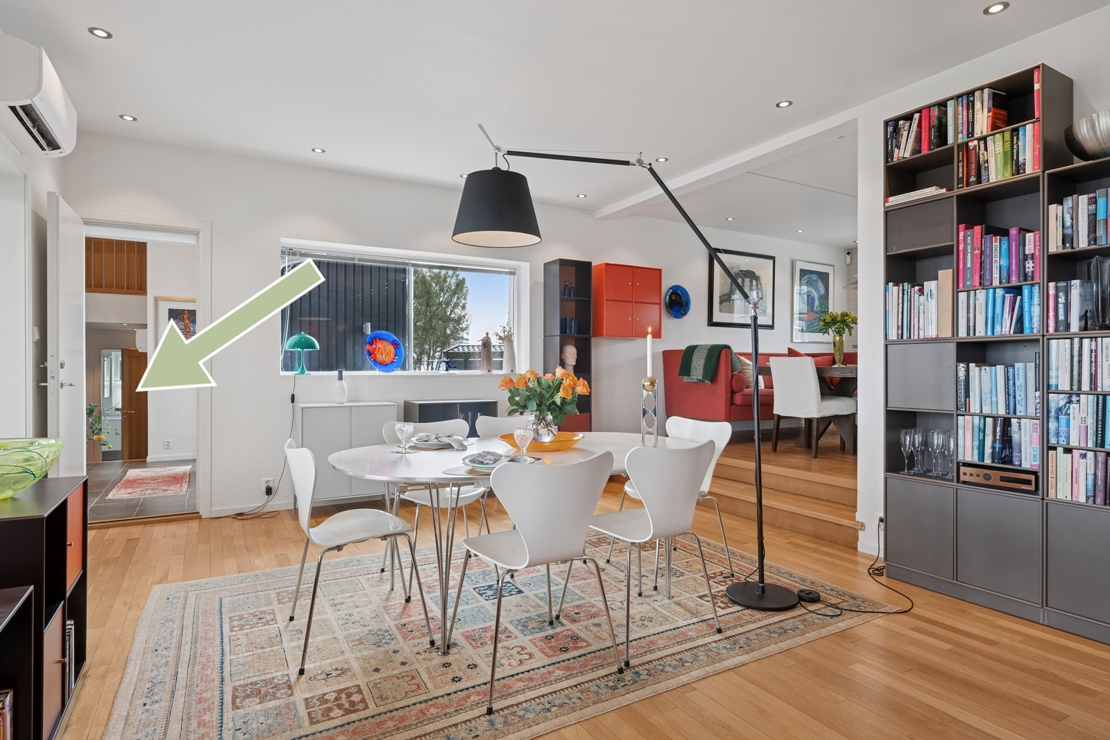 Stuen i hoveddelen er romslig, med plass til flere sittegrupper og en egen spisedel. Adkomst til tilbygget. Galleribilde